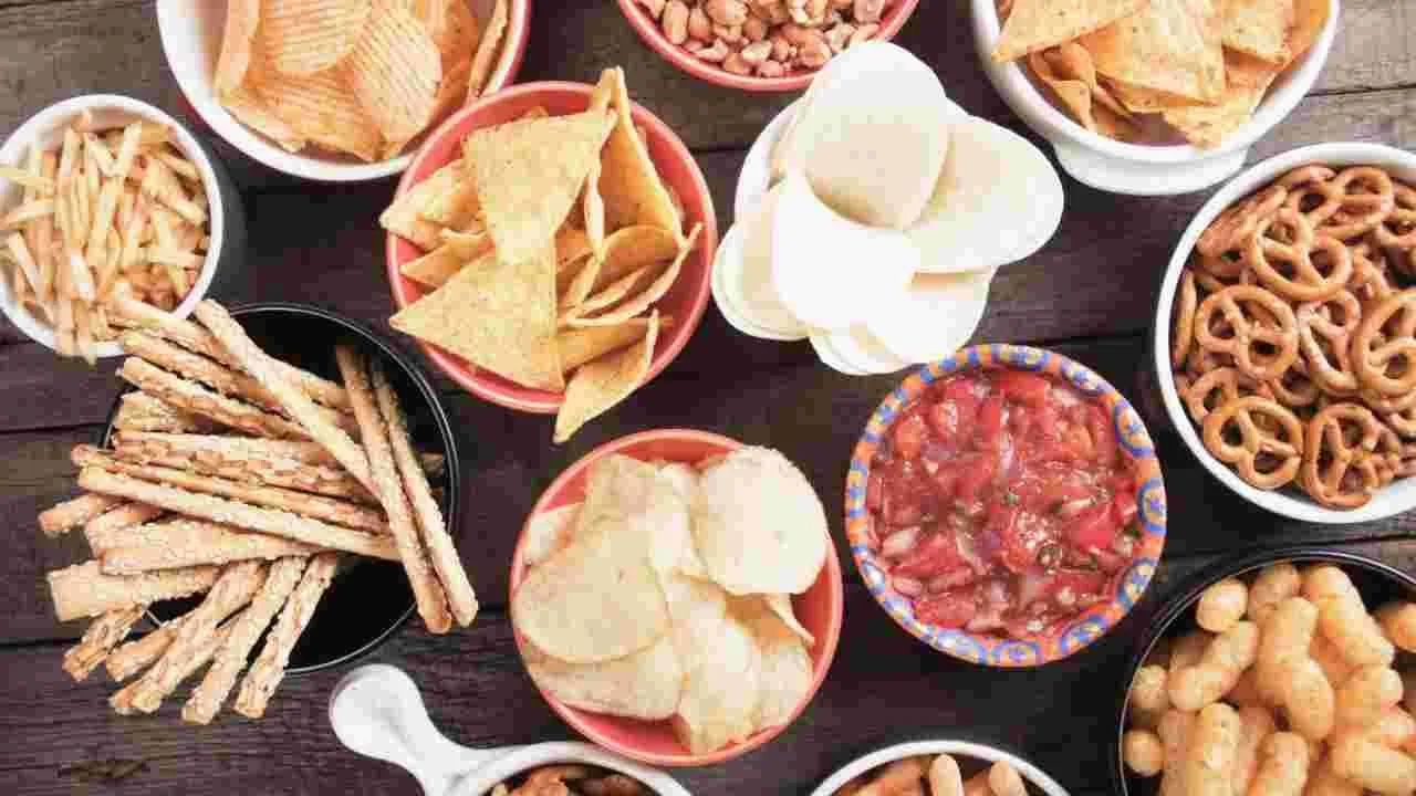  జీర్ణవ్యవస్థ మెరుగుపడడం: నూనె లేకుండా వంట చేయడం వల్ల మీ జీర్ణక్రియ మెరుగుపడుతుంది ఎందుకంటే నూనెలో చాలా కేలరీలు ఉంటాయి. అందువల్ల జీర్ణం కావడం కష్టం. నూనె లేకుండా తినడం వల్ల మీ కడుపుపై చాలా తేలికైన ప్రభావం ఉంటుంది. అలాగే జీర్ణక్రియను వేగవంతం చేస్తుంది, ఉబ్బరం, అజీర్ణం వంటి సమస్యలను తగ్గిస్తుంది.