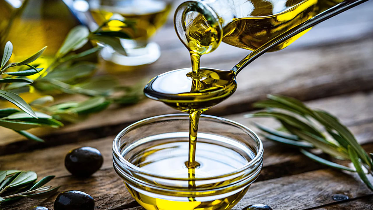 పైన పేర్కొన్న మూడు ఆహారాలు శరీరంలో మంటను తగ్గిస్తాయి. దీనికి ప్రధాన కారణం వాటిలో ఉండే ఒమేగా-3 కొవ్వు ఆమ్లాలు. చియా గింజలు, ఆలివ్ నూనె, బాదం వంటి ఒమేగా-3 అధికంగా ఉండే ఆహారాన్ని తినండి. దీనితో పాటు, మీ ఆహారంలో ఆకుకూరలను జోడించడం మంచిది. అవి మీ మొత్తం ఆరోగ్యాన్ని మెరుగుపరుస్తాయి.