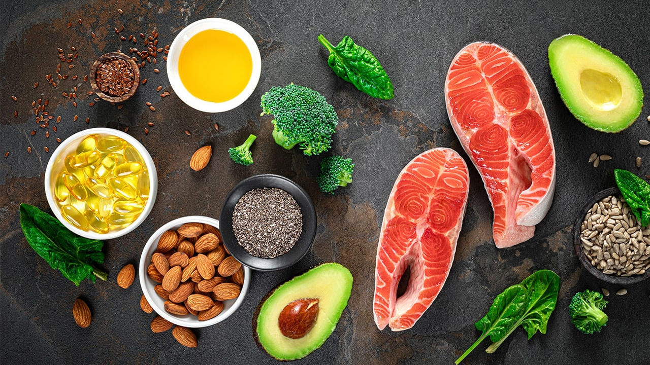  ఒమేగా -3 కొవ్వు ఆమ్లాలు: అనేక అధ్యయనాల ప్రకారం, ఒమేగా-3 కొవ్వు ఆమ్లాలు జ్ఞాపకశక్తిని పెంచి మెదడు సరిగ్గా పనిచేయడానికి సహాయపడతాయని తెలుస్తోంది.కాబట్టి మీరు వారానికి 2-3 సార్లు కొవ్వు చేపలను (సాల్మన్, హెర్రింగ్ వంటివి) తినడం ద్వారా మీకు ఒమేగా -3 కొవ్వు ఆమ్లాలు పుష్కలంగా అందుతాయి. మీరు శాఖాహారులైతే, మీరు మీ ఆహారంలో వాల్‌నట్స్, అవిసె గింజలు, చియా గింజలు, ఎండిన పండ్లను చేర్చుకోవచ్చు . ఎందుకంటే వీటిలో కూడా ఒమేగా 3 కోవ్వులు పష్కలంగా ఉంటాయి.