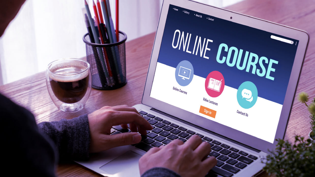 డిజిటల్ ఉత్పత్తులు.. మీరు ఫైనాన్స్, ఫిట్‌నెస్, విద్య, వ్యక్తిత్వ వికాసం లేదా మరేదైనా రంగంలో నిపుణులైతే, ఒక ఇ-బుక్‌ను సృష్టించండి, ఆన్‌లైన్ కోర్సును సృష్టించండి, దానిని అమ్మండి. ఈ కంటెంట్ సృష్టించబడిన తర్వాత, ఈ కంటెంట్ మీకు సంపాదించడానికి అవకాశం ఇస్తుంది. నోషన్, కాన్వా లేదా గూగుల్ డాక్స్ సహాయంతో డిజిటల్ ఉత్పత్తులను సృష్టించవచ్చు. వాటిని గమ్రోడ్, పేహిప్ లేదా ఉడెమీ వంటి ప్లాట్‌ఫామ్‌లలో విక్రయించవచ్చు.