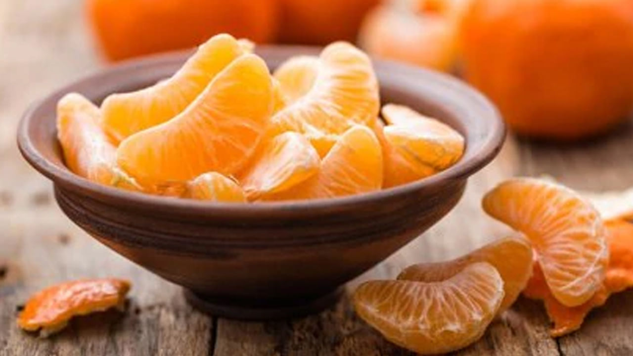 నారింజ పళ్లను తినడం వల్ల జలుబు చేస్తుందని చాలా మంది నమ్ముతారు. ఇలా చాలా మందిని గందరగోళానికి గురిచేస్తుంది. ఇదే విషయాన్ని ఆరోగ్య నిపుణుల దృష్టికి తీసుకెళ్లినప్పుడు వారు అసలు విషయాన్ని తెలిపారు. శీతాకాలంలో నారింజ తినడం చాలా ప్రయోజనకరంగా ఉంటుందని తెలిపారు.