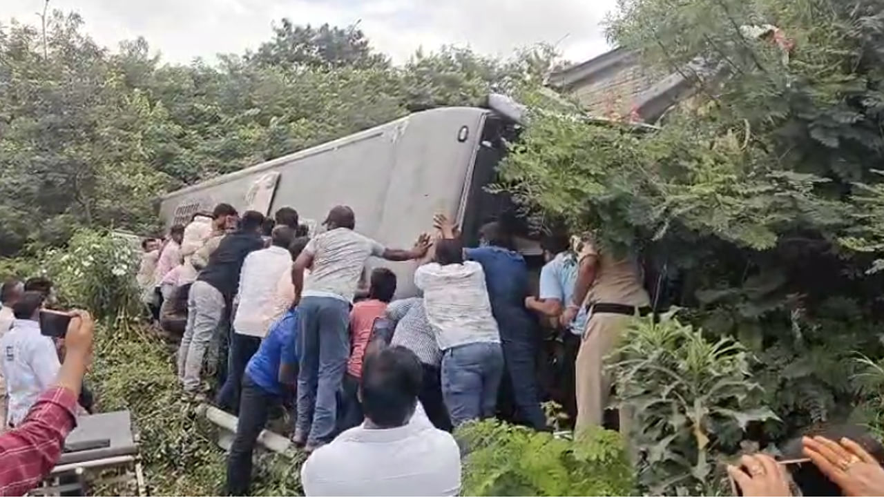 Hyderabad: వామ్మో.. హైదరాబాద్లో మరో ప్రమాదం.. గుంటూరు వెళ్తుండగా బోల్తా పడిన ట్రావెల్స్ బస్సు..