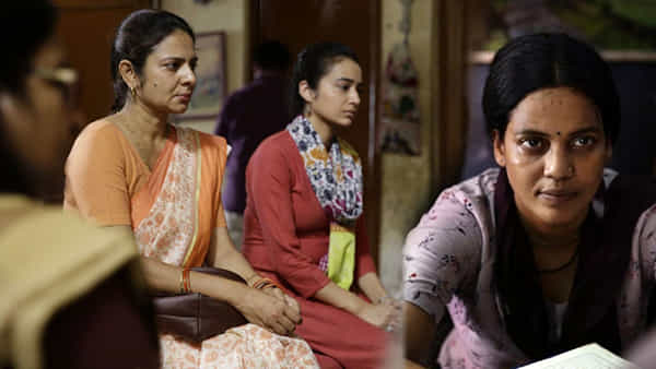 బోల్డ్ సీన్స్ దెబ్బకు బ్యాన్ చేశారు.. కట్ చేస్తే భాష మార్చి ఓటీటీలోకి వదిలారు..