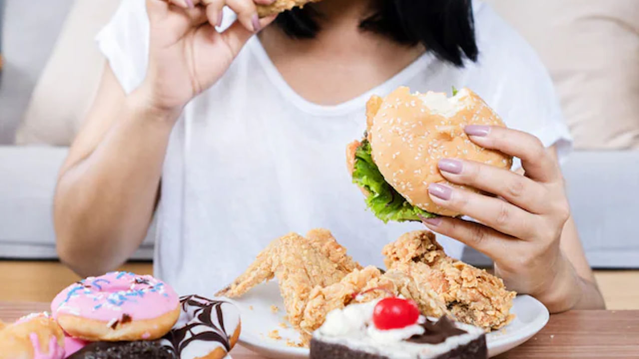 అతిగా తినడం: ఒకేసారి ఎక్కువగా తినడం వల్ల కూడా జీర్ణ సమస్యలు, గ్యాస్ట్రిక్ సమస్యలు వస్తాయి. ఒకే సారి ఇలా ఎక్కువ తినడం వల్ల కడుపుపై అదనపు ఒత్తిడి పడుతుంది. ఇది ఆమ్ల ఉత్పత్తిని పెంచుతుంది. కడుపు కవాటాలపై ఒత్తిడిని కలిగిస్తుంది. కాబట్టి మీకు ఆకలి వేసినప్పుడు మితంగా తినండి.