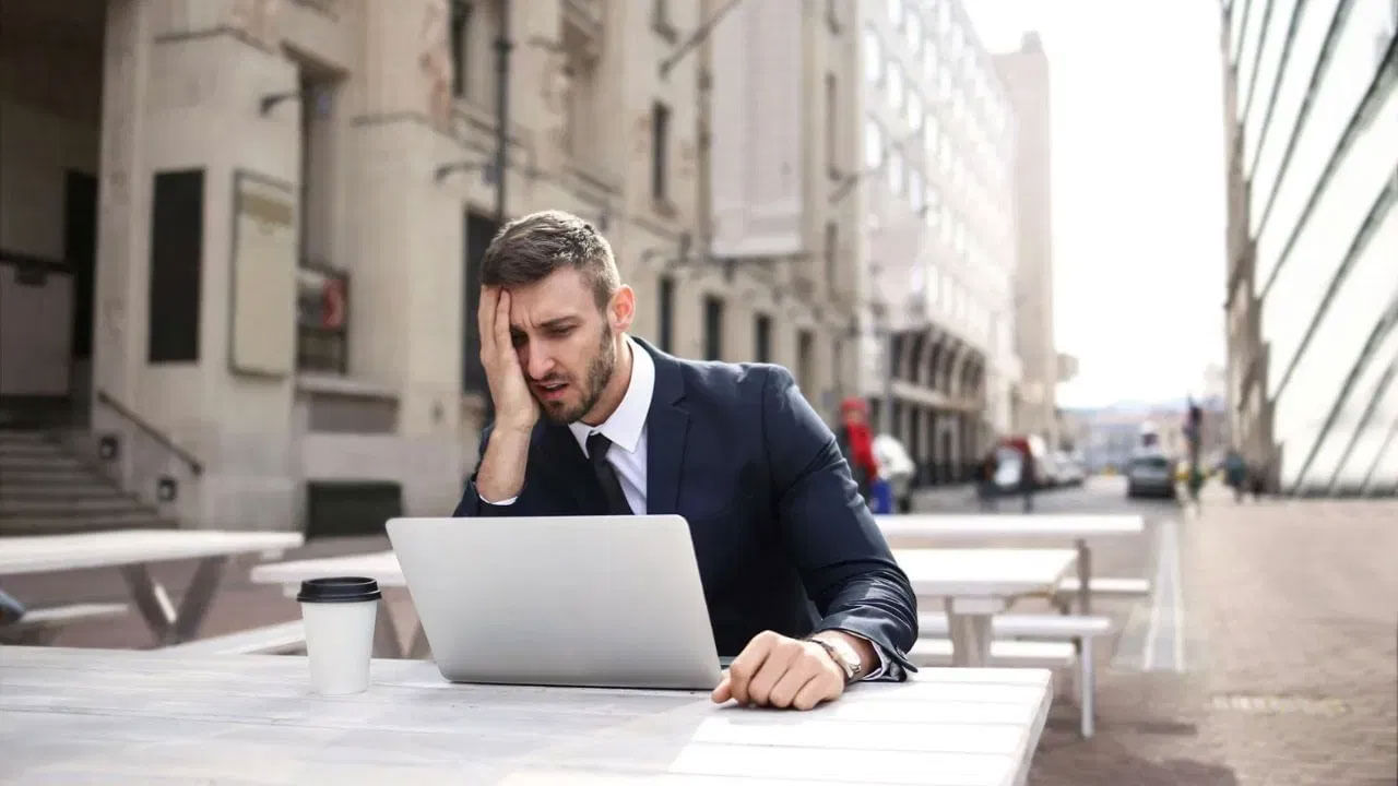 మిమ్మల్ని మీరు బిజీగా ఉంచుకోవడానికి ప్రయత్నించాలి. పెయింటింగ్, రాయడం, తోటపని, వంట చేయడం వంటి మిమ్మల్ని బిజీగా, ఆనందించేలా చేసే కార్యకలాపాలు. ఇటువంటి కార్యకలాపాలు మనస్సును సానుకూలంగా ఉంచుతాయి. ఆలోచనలు మనస్సులోకి రాకుండా చేస్తాయి.