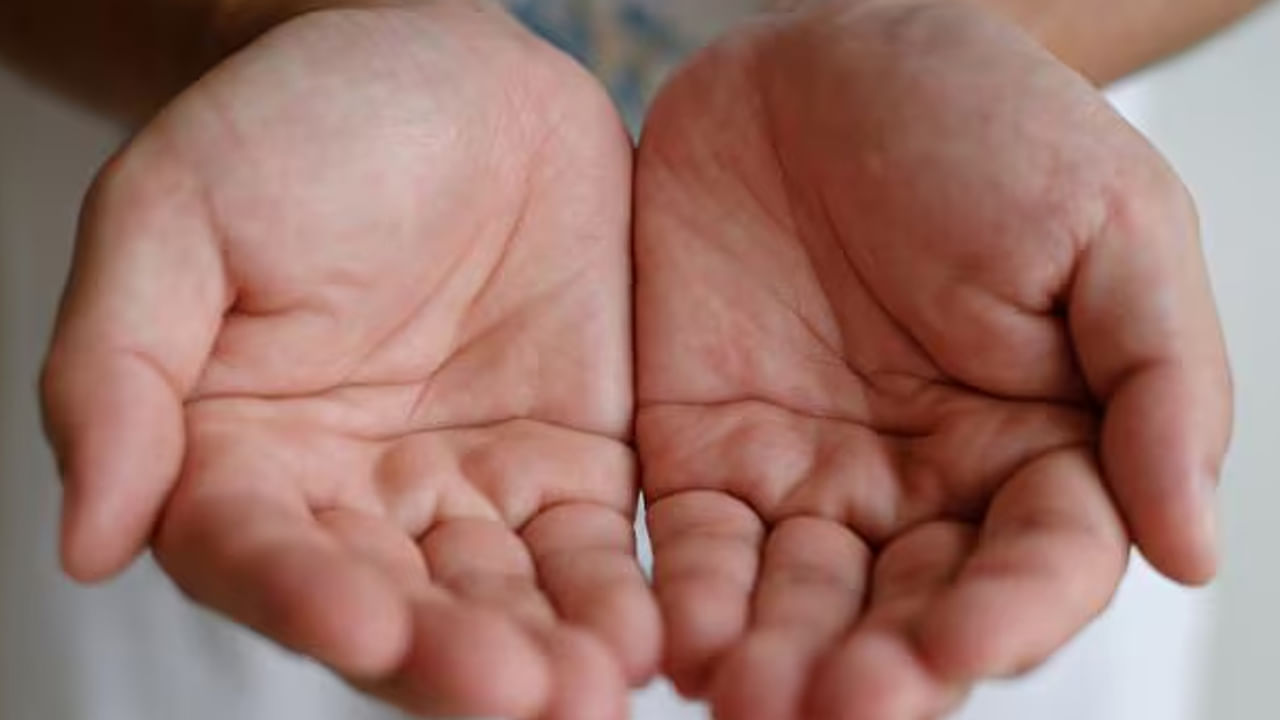 ధన యోగానికి బలమైన చిహ్నాలు:  హస్తసాముద్రికంలో, ఈ మూడు చిహ్నాలను సంపద యోగానికి బలమైన చిహ్నాలుగా పరిగణిస్తారు. అంటే, ఒక వ్యక్తి జీవితంలోకి సంపద ప్రవాహాన్ని నిర్ధరిస్తాయి. ఆదాయాన్ని పెంచే వారి ఆర్థిక స్థితిని మెరుగుపరిచే ప్రత్యేక చిహ్నాలుగా వీటిని చూస్తారు. అయితే, ఈ అదృష్టాన్ని నిలబెట్టుకోవడానికి  విశ్వాసం, కృషి అవసరమని నిపుణులు అభిప్రాయపడుతున్నారు. అంటే, అదృష్టం మన చేతుల్లో ఉందని నమ్ముతూ ఇంట్లో నిశ్శబ్దంగా కూర్చోవడం వల్ల ఆశించిన ఫలితాలు రావు, కానీ ప్రతికూల ఫలితాలే వస్తాయని నిపుణులు హెచ్చరిస్తున్నారు.