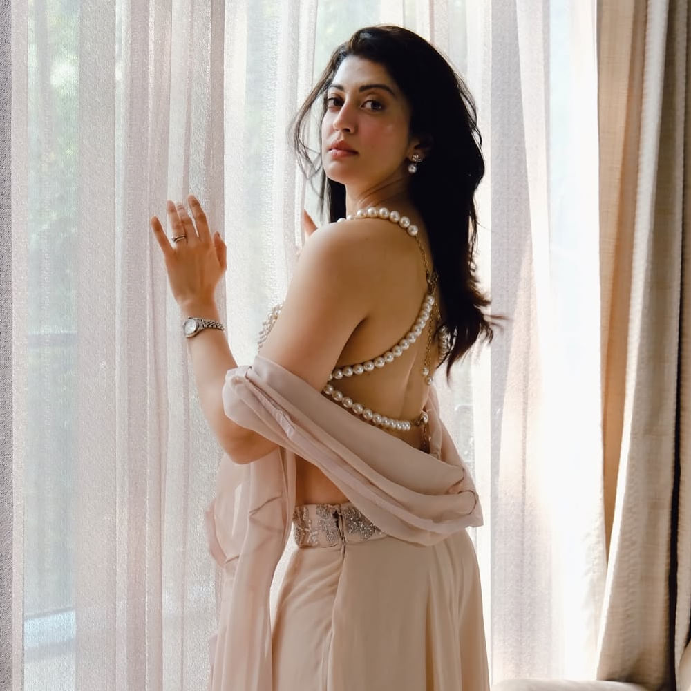 ఈ బ్యూటీ మరెవరో కాదండి.. టాలీవుడ్ బాపుబొమ్మ ప్రణీత సుభాష్. తెలుగులో అత్తారింటికి దారేది, రభస, బావ వంటి చిత్రాల్లో నటించింది. పవన్ కళ్యాణ్, ఎన్టీఆర్, దర్శన్, కార్తి వంటి స్టార్ హీరోలతో కలిసి స్క్రీన్ షేర్ చేసుకుంది. అప్పట్లో ఆమెకు మంచి అభిమానులు ఉన్నారు. 