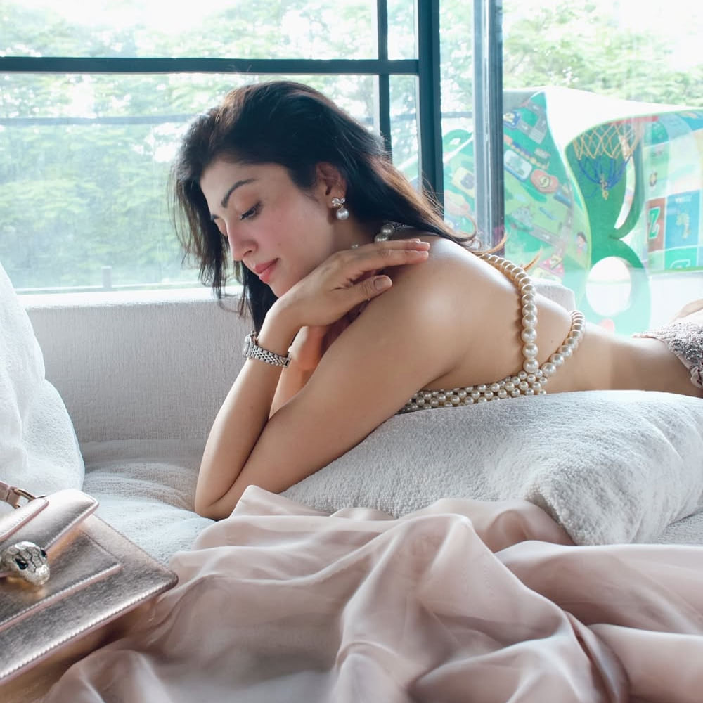 కెరీర్ మంచి ఫాంలో ఉండగానే పెళ్లి చేసుకుని సినిమాలకు దూరమయ్యింది. ఆమెకు పాప, బాబు ఉన్నారు. పెళ్లి తర్వాత సినిమాలకు దూరంగా ఉన్న ప్రణీత.. సోషల్ మీడియాలో మాత్రం యాక్టివ్ గా ఉంటుంది. నిత్యం ఏదోక పోస్ట్ చేస్తూ నెటిజన్లను ఆకట్టుకుంటుంది ఈ ముద్దుగుమ్మ. 