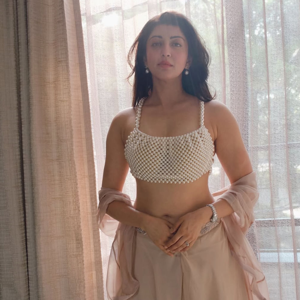 తాజాగా ఈ బ్యూటీ షేర్ చేసిన గ్లామరస్ ఫోటోస్ తెగ ఆకట్టుకుంటున్నాయి. చాలా కాలం తర్వాత మోడ్రన్, గ్లామర్ ఫోజులతో కవ్విస్తుంది ఈ వయ్యారి. దీంతో ఈ బ్యూటీ త్వరలోనే సెకండ్ ఇన్నింగ్స్ స్టార్ట్ చేయనుందంటూ కామెంట్స్ చేస్తున్నారు ఫ్యాన్స్. 