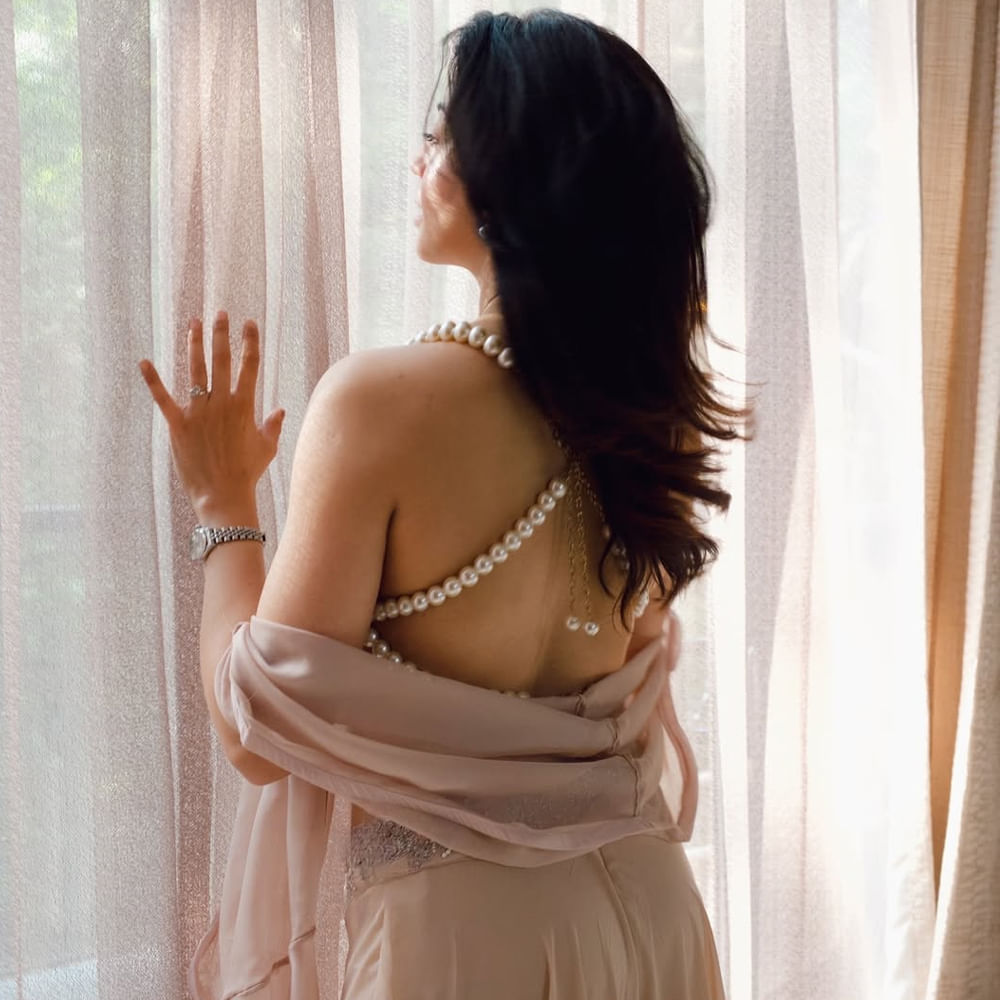 పైన ఫోటోలో కనిపిస్తున్న ఈ ముద్దుగుమ్మ ఎవరో గుర్తుపట్టారా.. ? అందం, అభినయంతో కట్టిపడేసింది. ఇప్పటికీ అడియన్స్ హృదయాల్లో చెరగని స్థానం సంపాదించుకుంది. తక్కువ సమయంలోనే తనకంటూ ఓ ఇమేజ్ క్రియేట్ చేసుకున్న ఈ వయ్యారి.. ఇప్పుడు గ్లామర్ ఫోజులతో రచ్చ చేస్తుంది. ఇంతకీ ఆమె ఎవరంటే.. 