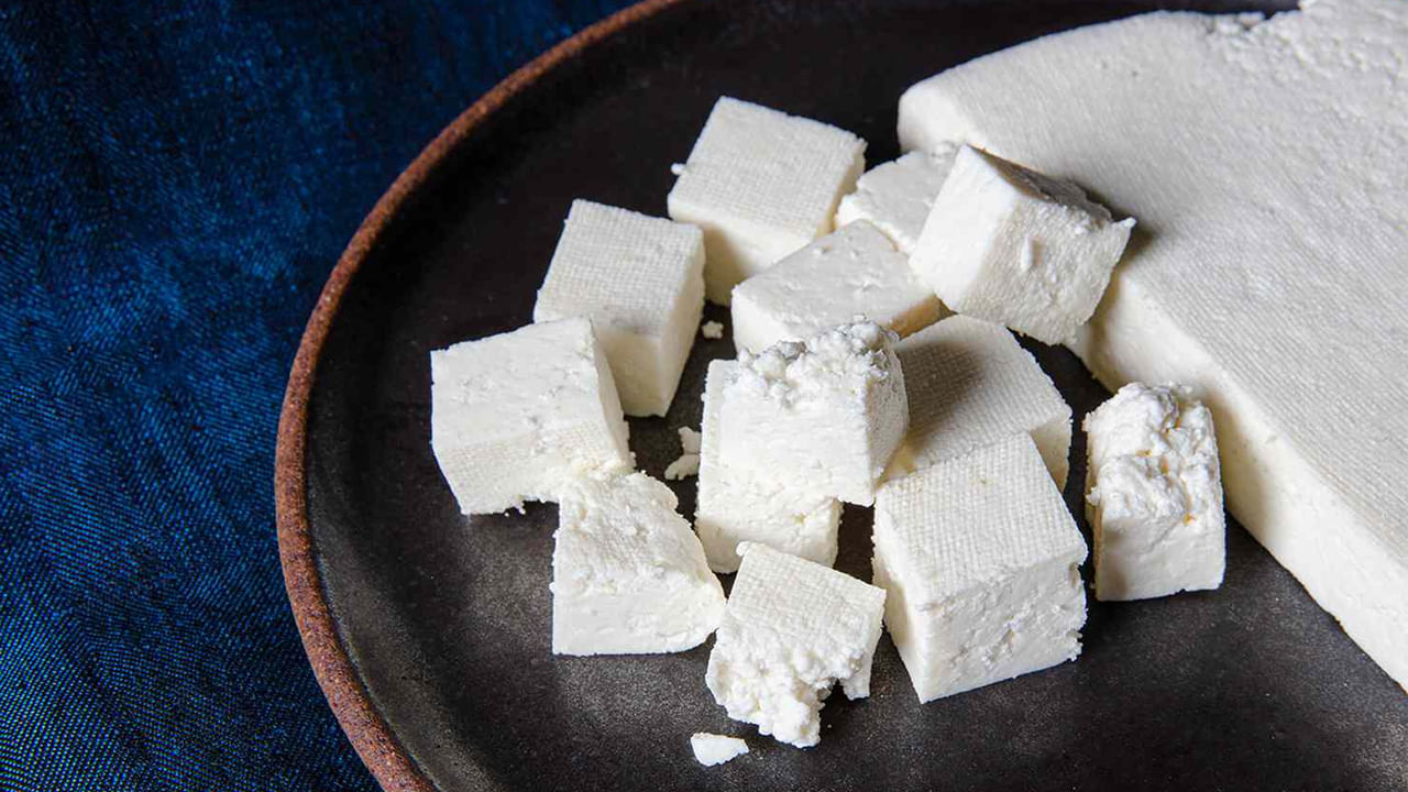 పనీర్: పనీర్ను సోయా పాలతో తయారు చేస్తారు. ఇందులో పోషకాలు పుష్కలంగా ఉంటాయి. ఇందులో ముఖ్యంగా కొవ్వు, కాల్షియం, ప్రోటీన్లు పుష్కలంగా ఉంటాయి. 100 గ్రాముల టోఫులో దాదాపు 76 గ్రాముల కేలరీలు ఉంటాయి. ఇది కూడా మీ ఆరోగ్యానికి ఎంతగానో ఉపయోగపడుతుంది.