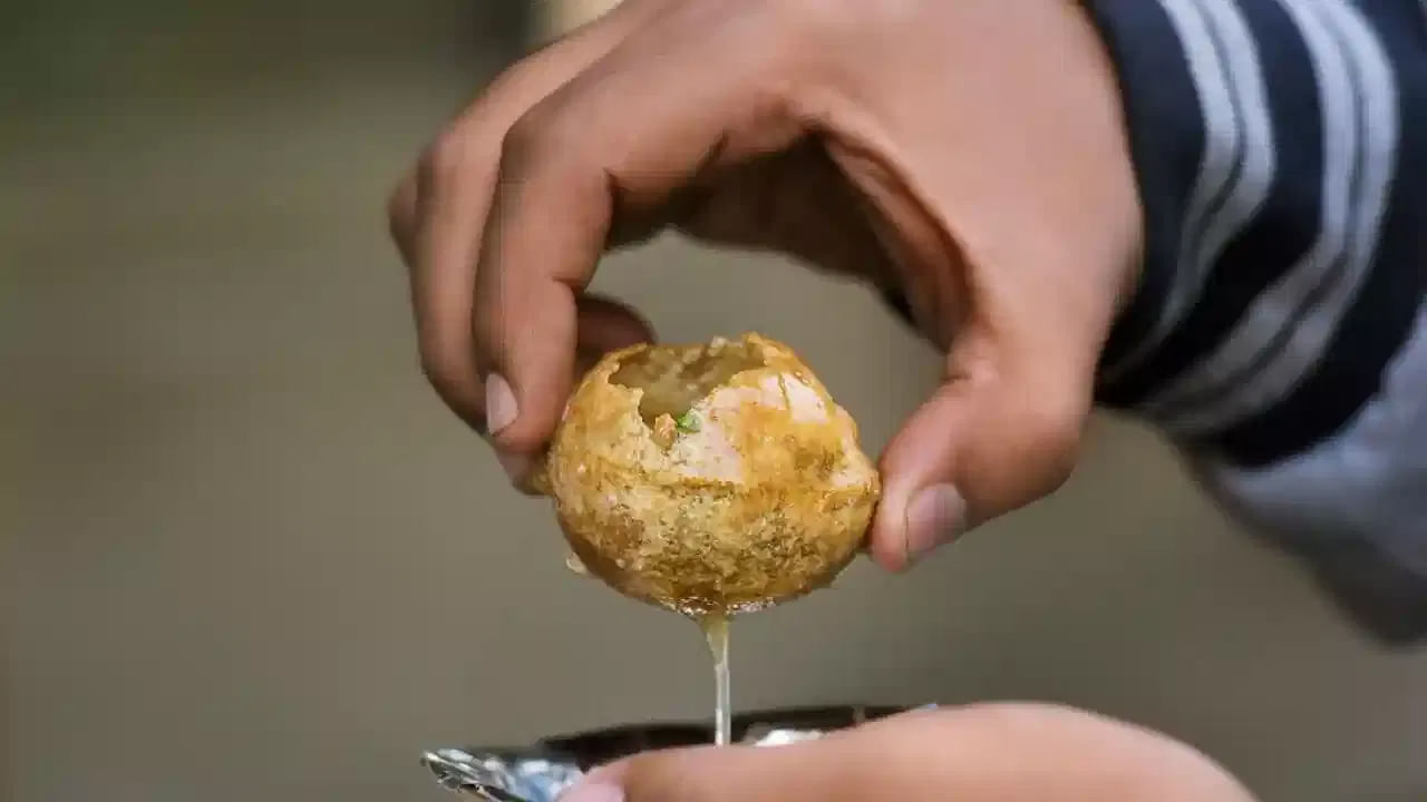 పానీ పూరి నీటిలో పుదీనా, కొత్తిమీర కూడా కలుపుతారు. ఇది శరీరం నుండి విషాన్ని బయటకు పంపడంలో సహాయపడుతుంది. కాలేయం, జీర్ణవ్యవస్థను కూడా బలపరుస్తుంది. పానీపూరి తినడం వల్ల కలిగే మరో ప్రయోజనం ఏమిటంటే పానీపూరి నీరు కడుపులోని గ్యాస్, అజీర్ణం నుండి ఉపశమనం కలిగించడంలో సహాయపడుతుంది. 