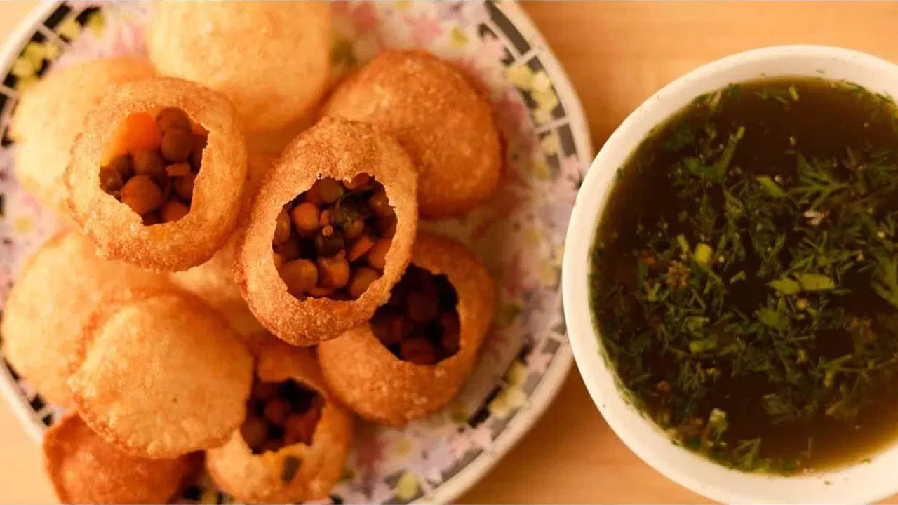 పుదీనా, కొత్తిమీరలోని యాంటీ బాక్టీరియల్ లక్షణాలు నోటిలోని బ్యాక్టీరియాను చంపుతాయి. ఇది దుర్వాసనను తొలగించి మిమ్మల్ని తాజాగా ఉంచుతుంది. పానీ పూరి తీపి, పుల్లని రుచి మెదడులో సంతోషకరమైన హార్మోన్లను విడుదల చేస్తుంది. తద్వారా ఒత్తిడి తగ్గుతుంది. అందుకే చాలా మంది వారికే తెలియకుండా పానీ పూరి తినేందుకు ఆసక్తి చూపుతుంటారు.