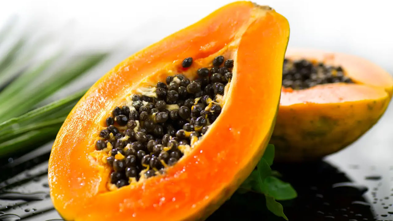 బొప్పాయి పండు: బొప్పాయి తినడం వల్ల మీ చర్మం కాంతివంతంగా మారుతుందని మీకు తెలుసు. కానీ ఇది ఉబ్బరాన్ని కూడా తగ్గిస్తుంది. బొప్పాయిలో పపైన్ అనే ఎంజైమ్ పుష్కలంగా ఉంటుంది. ఇది మీరు తినే ప్రోటీన్‌ను విచ్ఛిన్నం చేస్తుంది. జీర్ణం కావడాన్ని సులభతరం చేస్తుంది. ఇది ఉబ్బరాన్ని తగ్గిస్తుంది. అదనంగా, ఈ బొప్పాయిలోని పపైన్ పేగుల్లో మంటను నివారించడంలో సహాయపడుతుంది.