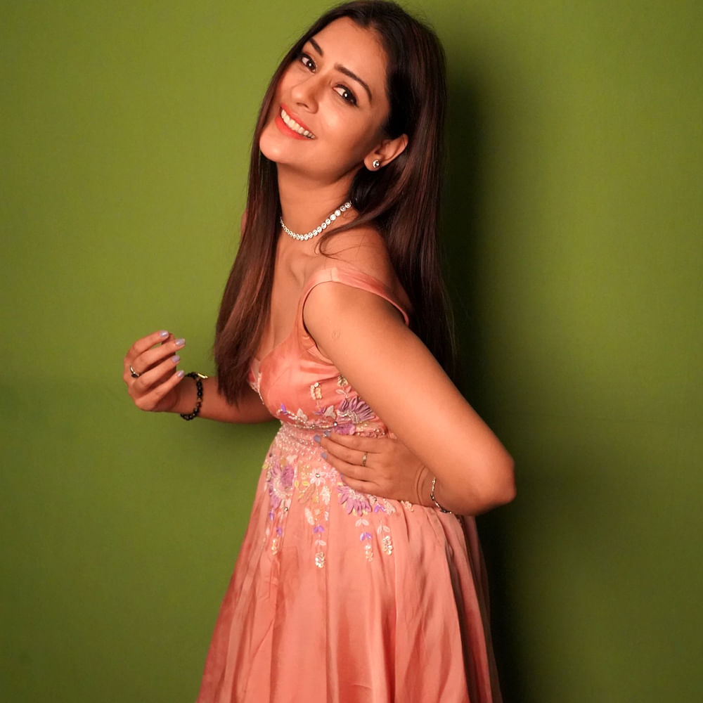 ప్రస్తుతం ఈ ముద్దుగుమ్మ లెజెండ్ శరవణన్ నటిస్తున్న సినిమాలో హీరోయిన్ గా నటిస్తుంది. ఈ సినిమా పనులు శరవేగంగా జరుగుతుంది. అందం, అభినయం ఉన్నా కూడా ఈ ముద్దుగుమ్మకు ఆశించిన స్థాయిలో అవకాశాలు రావడం లేదు.