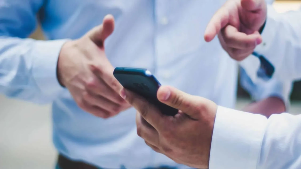 మీ మొబైల్ బిల్లుకు పరిమితి విధించండి: ప్రతి నెలా మీ మొబైల్ బిల్లు వల్ల ఖర్చు పెరుగుతుటుంది. మీరు ఎక్కువ డేటాను ఉపయోగించకపోతే, తక్కువ డేటా ఉన్న ప్లాన్ను ఎంచుకోండి. అలాగే చౌకైన ఫ్యామిలీ లేదా గ్రూప్ ప్లాన్ కోసం చూడండి. మళ్ళీ మళ్ళీ కొత్త ఫోన్ కొనే అలవాటును వదులుకోండి. మీ పాత ఫోన్ కూడా చాలా సంవత్సరాలు ఉంటుంది. ఈ చిన్న విషయాలను గుర్తుంచుకోండి. అలాగే ప్రతి నెలా మీ జేబులో వేల రూపాయలు ఆదా చేసుకోండి.