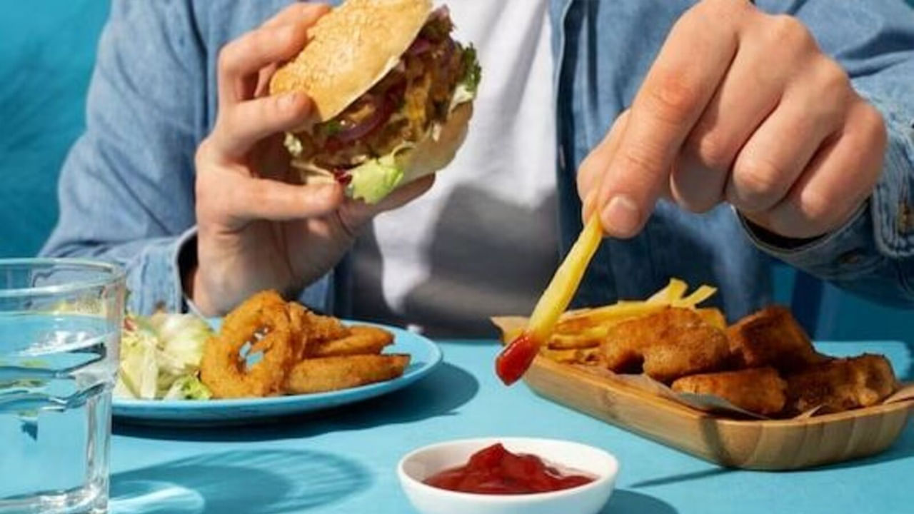 బయట తినడం మానుకోండి: ప్రతి వారాంతంలో స్నేహితులతో కలిసి రెస్టారెంట్లో తినడం, పిజ్జా ఆర్డర్ చేయడం లేదా ఫుడ్ డెలివరీ యాప్లను ఉపయోగించడం మీకు ఖర్చు పెంచేలా ఉంటాయి. బయట తినడం ఖరీదైనది మాత్రమే కాదు, ఆరోగ్యానికి కూడా హానికరం. ఇందులో బయటి ఫుడ్ తినకుండా ఇం ట్లోనే తినడం మంచిది. ఇది చౌకగా ఉండటమే కాకుండా, కుటుంబంతో నాణ్యమైన సమయాన్ని గడపడానికి కూడా మీకు అవకాశం ఇస్తుంది. వారానికి ఒకసారి ఇంట్లో ప్రత్యేకంగా ఏదైనా వండుకోండి. ఈ అలవాట్ల వల్ల మీరు చాలా పొదుపు చేసుకోవచ్చు.