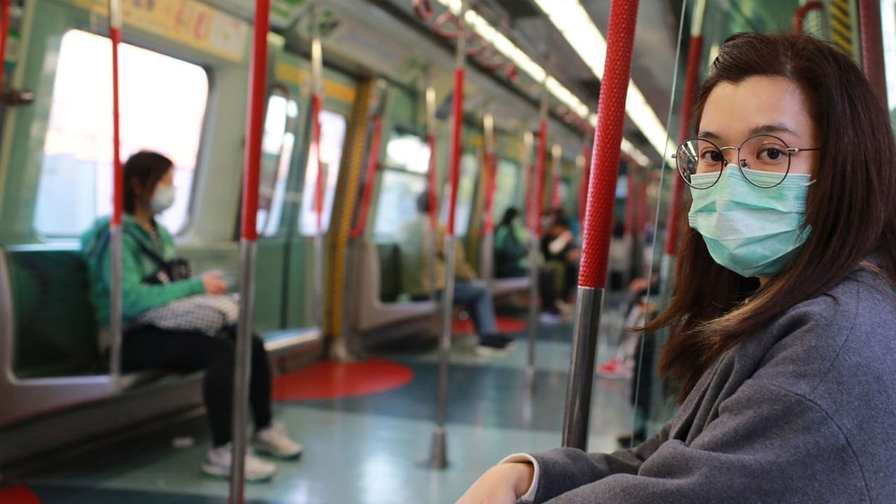 ప్రజా రవాణాను వాడుకోండి: పెట్రోల్, డీజిల్ ధరలు ఆకాశాన్ని అంటుతున్నాయి. మీరు ప్రతిరోజూ మీ కారును బయటకు తీస్తుంటే, మీ జేబుకు భారం పెరిగినట్లే. బస్సు, మెట్రో లేదా షేరింగ్ క్యాబ్లను ఉపయోగించండి. ఇది మీ డబ్బును ఆదా చేయడమే కాకుండా, ట్రాఫిక్ ఇబ్బంది నుండి ఉపశమనం కలిగిస్తుంది. మీరు ఆఫీసుకు వెళ్లేటప్పుడు మెట్రోలో ప్రయాణించి మీ జేబులో కొంత డబ్బు ఆదా చేసుకోండి.