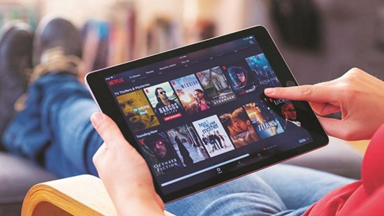 పనికిరాని సబ్స్క్రిప్షన్లకు టాటా చెప్పండి: మీరు ఎన్ని OTT ప్లాట్ఫారమ్లు, జిమ్ సభ్యత్వాలు లేదా మ్యాగజైన్ సభ్యత్వాలకు చెల్లిస్తున్నారో తనిఖీ చేశారా? వీటిలో మీరు ఎన్ని ఉపయోగిస్తున్నారు? చాలా మంది ఎప్పుడూ ఉపయోగించని అనేక సభ్యత్వాలను కొనుగోలు చేస్తారు. అందుకే ఇప్పుడు ఈ పనికిరాని ఖర్చులకు వీడ్కోలు చెప్పండి. మీరు ఉపయోగించని సభ్యత్వాలను వెంటనే రద్దు చేసుకోండి. వీటి వల్ల ప్రతి నెల డబ్బు ఆదా అవుతుంది. డబ్బు ఆదా చేయడం కష్టమైన పని కాదు. దీనికి కొంచెం ప్రణాళిక, తెలివైన నిర్ణయాలు మాత్రమే అవసరం. ఈ చిట్కాలను మీ జీవితంలో అమలు చేయండి. డబ్బును ఎంతో ఆదా చేసుకోవచ్చు.