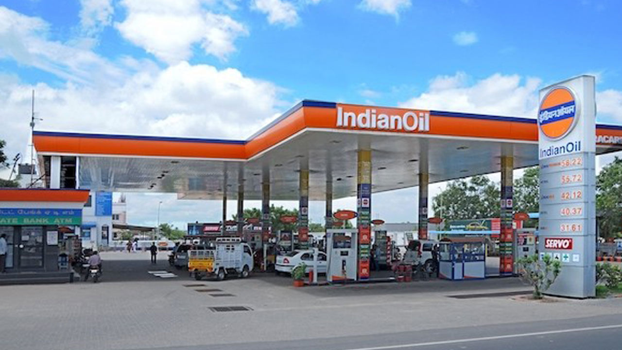 పెట్రోల్ బంక్‌ తెరవడానికి మీరు ముందుగా తగిన ప్రదేశాన్ని ఎంచుకోవాలి. ఎక్కువ వాహనాలు వెళ్ళగలిగే విధంగా ఆ ప్రదేశం ఉండాలి. అలాగే పెట్రోల్ పంపు అందరికీ సులభంగా అందుబాటులో ఉండే ప్రదేశంలో ఉండాలి. ఆ తర్వాత మీరు పెట్రోలియం కంపెనీ నుండి లైసెన్స్ పొందాలి. మీరు కంపెనీ వెబ్‌సైట్‌ను సందర్శించి, దరఖాస్తుతో పాటు అవసరమైన పత్రాలను సమర్పించడం ద్వారా దరఖాస్తు చేసుకోవచ్చు.