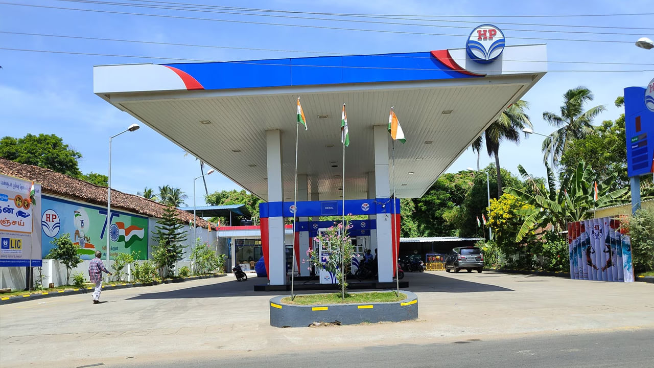 లైసెన్స్ పొందిన తర్వాత మీరు పెట్రోల్ పంపును ఏర్పాటు చేయడానికి అవసరమైన మౌలిక సదుపాయాలను సిద్ధం చేయాలి. ఇందులో ట్యాంకులు, డిస్పెన్సింగ్ యూనిట్లు ఇతర పరికరాలు ఉన్నాయి. పెట్రోల్ పంపును తెరవడానికి మీరు ప్రభుత్వం నుండి కొన్ని అనుమతులను కూడా పొందాలి. వీటిలో పర్యావరణ అనుమతి, అగ్నిమాపక భద్రతా ధృవీకరణ పత్రం, ఇతర అవసరమైన పత్రాలు ఉన్నాయి. ఎక్కువ మందిని ఆకర్షించడానికి మీరు పెట్రోల్ పంపును ప్రకటించాలి.