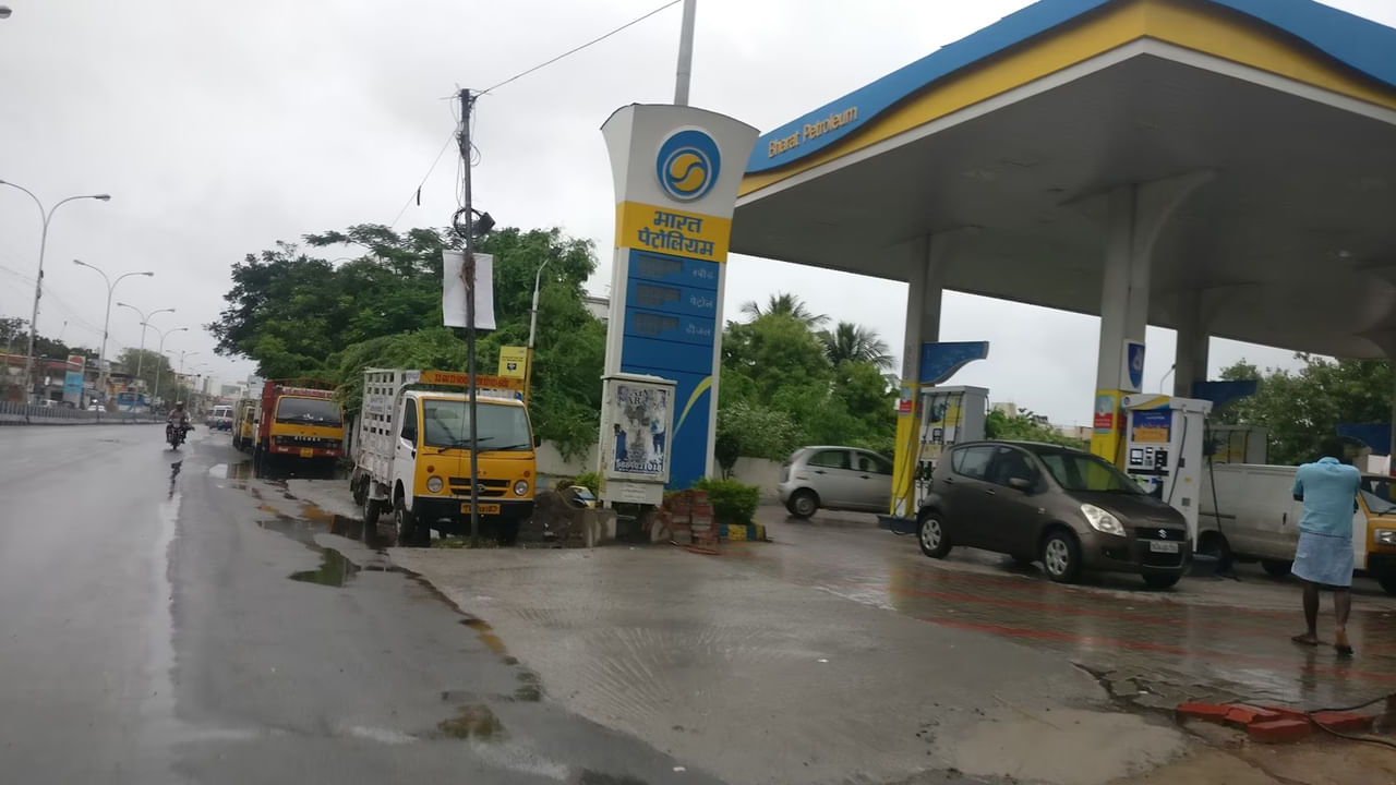 ప్రభుత్వం క్రమంగా గ్రీన్ ఎనర్జీ వైపు పరివర్తన చెందడానికి రంగాన్ని సిద్ధం చేస్తోంది. మీరు పెట్రోల్ పంప్ వ్యాపారాన్ని ప్రారంభించిన తర్వాత, మీరు దానిని క్రమం తప్పకుండా నిర్వహించాలి. వినియోగదారులకు నాణ్యమైన సేవలను అందించాలి. ఈ దశలన్నింటినీ సరిగ్గా చేస్తే, పెట్రోల్ పంప్ వ్యాపారం ఖచ్చితంగా విజయవంతమవుతుంది. మంచి ఆదాయాన్ని కూడా పొందవచ్చు.