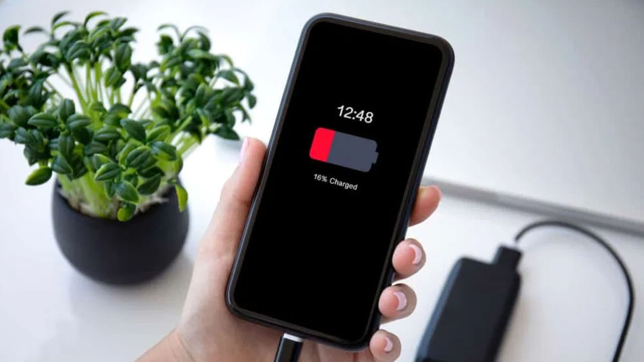 20-80 రూల్ అంటే..?: మీరు మీ ఫోన్ను ఉపయోగిస్తున్నప్పుడు.. బ్యాటరీ ఛార్జ్ 20శాతం కంటే తక్కువ కాకుండా చూసుకోండి. బ్యాటరీ 20 శాతం కంటే తగ్గితే వెంటనే ఛార్జ్ చేయండి. మీ సెల్ ఫోన్ బ్యాటరీని 100 శాతం వరకు కాకుండా 80 నుండి 90 శాతం వరకు మాత్రమే ఛార్జ్ చేయాలి. 80శాతం ఛార్జ్ అయిన వెంటనే ఛార్జర్ను తీసివేయండి.