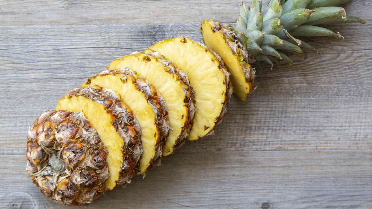 పైనాపిల్: పైనాపిల్ పిల్లల నుండి పెద్దల వరకు అందరికీ ఇష్టమైన పండు. ఈ పైనాపిల్ సహజంగా జీర్ణక్రియను ప్రేరేపించే ఎంజైమ్లను కలిగి ఉంటుంది. తిన్న 15 నిమిషాల తర్వాత తినడం మంచిది. ఇలా తినడం వల్ల కడుపులో గ్యాస్ ఉత్పత్తిని నివారిస్తుంది. ఉబ్బరం రాకుండా చేస్తుంది. ముఖ్యంగా అధిక ప్రోటీన్ కలిగిన ఆహారాలు తిన్న తర్వాత పైనాపిల్ తినడం వల్ల ఉబ్బరం రాకుండా ఉంటుంది.