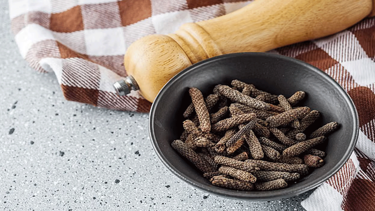 పిప్పలి పొడిలోని పిపెరిన్, శరీరంలో రోగనిరోధక శక్తిని పెంచడంలో సహాయపడుతుంది. ఇది శరీరంలో బ్యాక్టీరియల్ ఇన్ఫెక్షన్, వైరల్ ఇన్ఫెక్షన్లను నియంత్రించడంలో ఉపయోగపడుతుంది. పిప్పలి పొడి రక్తాన్ని శుద్ధి చేస్తుంది. శరీరంలో విష వ్యర్థాలను తొలగించడంలో ఉపయోగపడుతుంది. తేనెతో కలిపి తీసుకుంటే రక్తం శుద్ధి చేయబడుతుంది. గుండె ఆరోగ్యానికి మేలు కలిగిస్తుంది.