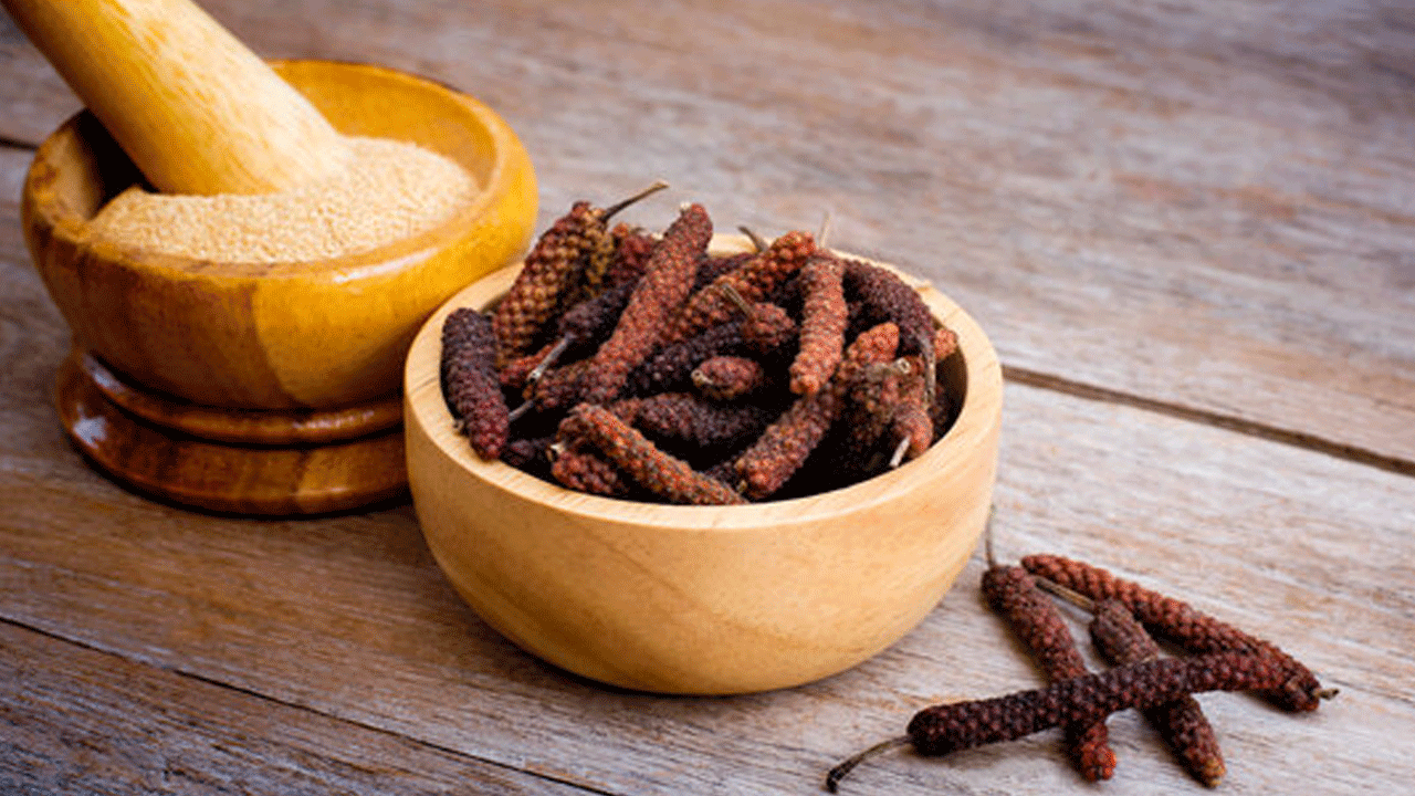 పిప్పలి శక్తివంతమైన శోథ నిరోధక లక్షణాలను కలిగి ఉంటుంది. ఇది నొప్పి, వాపు, దృఢత్వం వంటి ఆర్థరైటిస్ లక్షణాలను తగ్గించడంలో సహాయపడుతుంది. ఇందులో ఉండే యాంటీ ఆక్సిడెంట్లు కీళ్ల నొప్పులను అరికట్టి, బలోపేతం చేయడంలో సహాయపడతాయి. అంతేకాదు పిప్పాలి వాపును తగ్గించడం, కీళ్లను బలోపేతం చేస్తుంది.