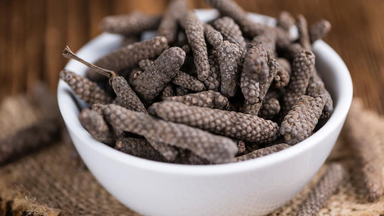 ఓ మ‌ట్టి పాత్ర‌ తీసుకొని అందులో పిప్ప‌ళ్ల‌ను వేయించి పొడి చేసుకోవాలి. ఆ పొడిని 3 గ్రాముల మోతాదులో తీసుకుని, అందులో ఒక టీస్పూన్ తేనె క‌లిపి చ‌ప్ప‌రించి మింగుతుండాలి. రోజుకు ఇలా 2 సార్లు చేయాలి. క‌డుపు ఉబ్బ‌రం త‌గ్గుతుంది. ఆక‌లి బాగా అవుతుంది.