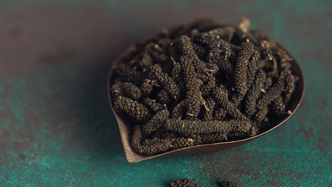 పిప్ప‌ళ్లు, వ‌స పొడిల‌ను స‌మాన భాగాల్లో తీసుకుని క‌ల‌పాలి. ఈ మిశ్ర‌మాన్ని 3 గ్రాముల మోతాదులో గోరు వెచ్చ‌ని నీరు లేదా పాల‌తో క‌లిపి రోజుకు 2 సార్లు తీసుకోవాలి. దీంతో మైగ్రేన్ త‌ల‌నొప్పి తగ్గుతుంది. అర గ్రాము పిప్ప‌ళ్ల పొడిని ఒక గ్లాస్ నీటిలో క‌లిపి తాగాలి. రోజుకు ఇలా రెండు సార్లు చేస్తే వాంతులు, వికారం, త‌ల‌తిర‌గ‌డం వంటి స‌మ‌స్య‌లు త‌గ్గుతాయి.