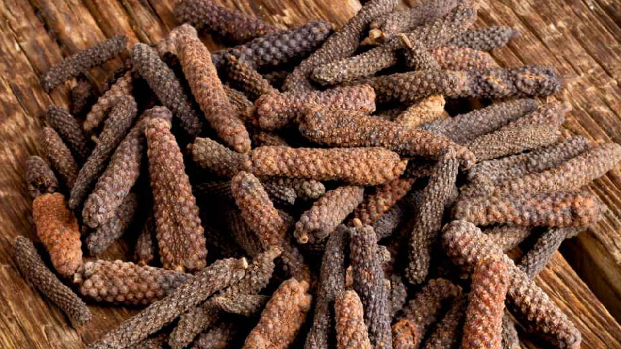 పిప్ప‌ళ్ల పొడిని 2 గ్రాముల మోతాదులో తీసుకుని ఒక టీస్పూన్ తేనెకు క‌లిపి రోజూ ఉద‌యం, సాయంత్రం తీసుకోవాలి. దీంతో అధిక బ‌రువు ఈజీగా త‌గ్గుతారు. ఇది తీసుకున్న త‌రువాత 1 గంట పాటు ఏమీ తీసుకోకూడ‌దు. ఇలా చేస్తేనే ఫలితం ఉంటుంది. 