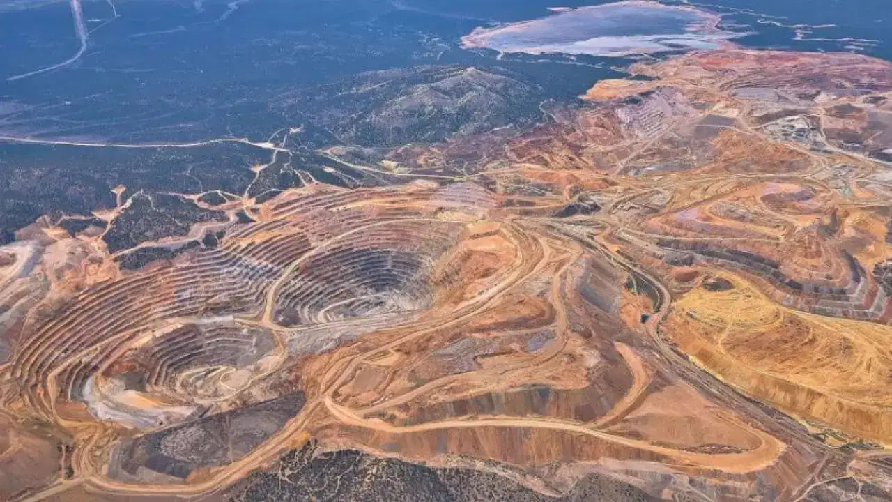 ఈ జాబితాలో పోలాండ్ నాల్గవ స్థానంలో ఉంది. దాని వెండి నిల్వలు 61,000 మెట్రిక్ టన్నులుగా అంచనా. ఈ దేశ వెండి పరిశ్రమకు వెన్నెముక KGHM, ఇది ప్రభుత్వ నియంత్రణలో ఉన్న రాగి, వెండి ఉత్పత్తిదారు. ఇది అంతర్జాతీయ గుర్తింపును సాధించింది.