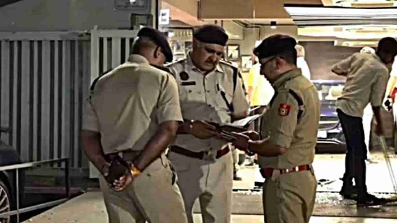 Viral: నడుచుకుంటూ వస్తున్నాడు.. పోలీసులను చూసి ఒక్కసారిగా స్లో అయ్యాడు.. వెళ్లి చెక్ చేయగా