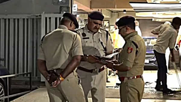 Viral: నడుచుకుంటూ వస్తున్నాడు.. పోలీసులను చూసి ఒక్కసారిగా స్లో అయ్యాడు.. వెళ్లి చెక్ చేయగా