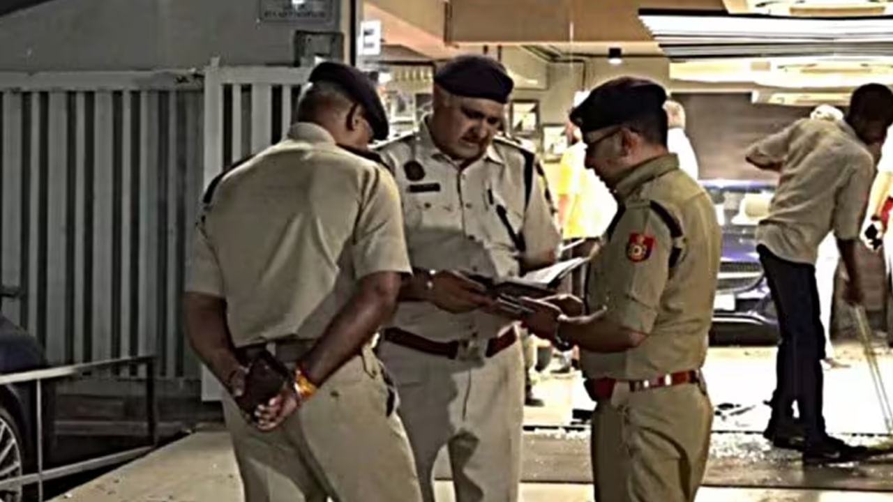 Viral: నడుచుకుంటూ వస్తున్నాడు.. పోలీసులను చూసి ఒక్కసారిగా స్లో అయ్యాడు.. వెళ్లి చెక్ చేయగా