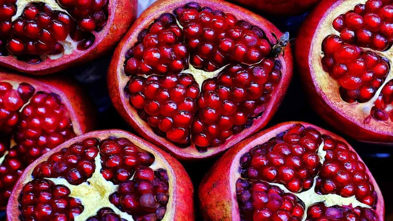 హెల్త్‌లైన్ ప్రకారం, దానిమ్మ గింజల్లో ఫైబర్, విటమిన్ సి, పొటాషియం పుష్కలంగా ఉన్నాయి. వాటిలో ఆరోగ్యాన్ని ప్రోత్సహించే ఫినాలిక్ సమ్మేళనాలు కూడా ఉన్నాయి. దానిమ్మ గింజలను ప్రతిరోజూ తీసుకోవడం వల్ల వాపును నియంత్రించడానికి, రక్తపోటును నిర్వహించడానికి సహాయపడుతుందని అనేక అధ్యయనాలు చూపిస్తున్నాయి. ఈ చిన్న, జ్యుసి విత్తనాలు రక్తంలో చక్కెర స్థాయిలను నియంత్రించడంలో సహాయపడతాయి. ఇవి కొలెస్ట్రాల్‌ను నియంత్రించడంలో, గుండె ఆరోగ్యాన్ని మెరుగుపరచడంలో కూడా ప్రభావవంతంగా ఉంటాయి.