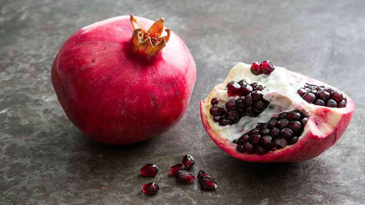 ఇవి ఆక్సిడేటివ్ ఒత్తిడి నుంచి మెదడు కణాలు డ్యామేజ్ కాకుండా కాపాడుతాయి. తద్వారా జ్ఞాపకశక్తి బాగుంటుంది. మెదడు చురుకుగా పనిచేస్తుంది. దానిమ్మ గింజలు నమలడం ద్వారా దంతాలు, చిగుళ్లు ఆరోగ్యంగా మారుతాయి. అలాగే దంతాలు తెల్లగానూ తయారవుతాయి. నోటి దుర్వాసన దూరమవుతుంది.
