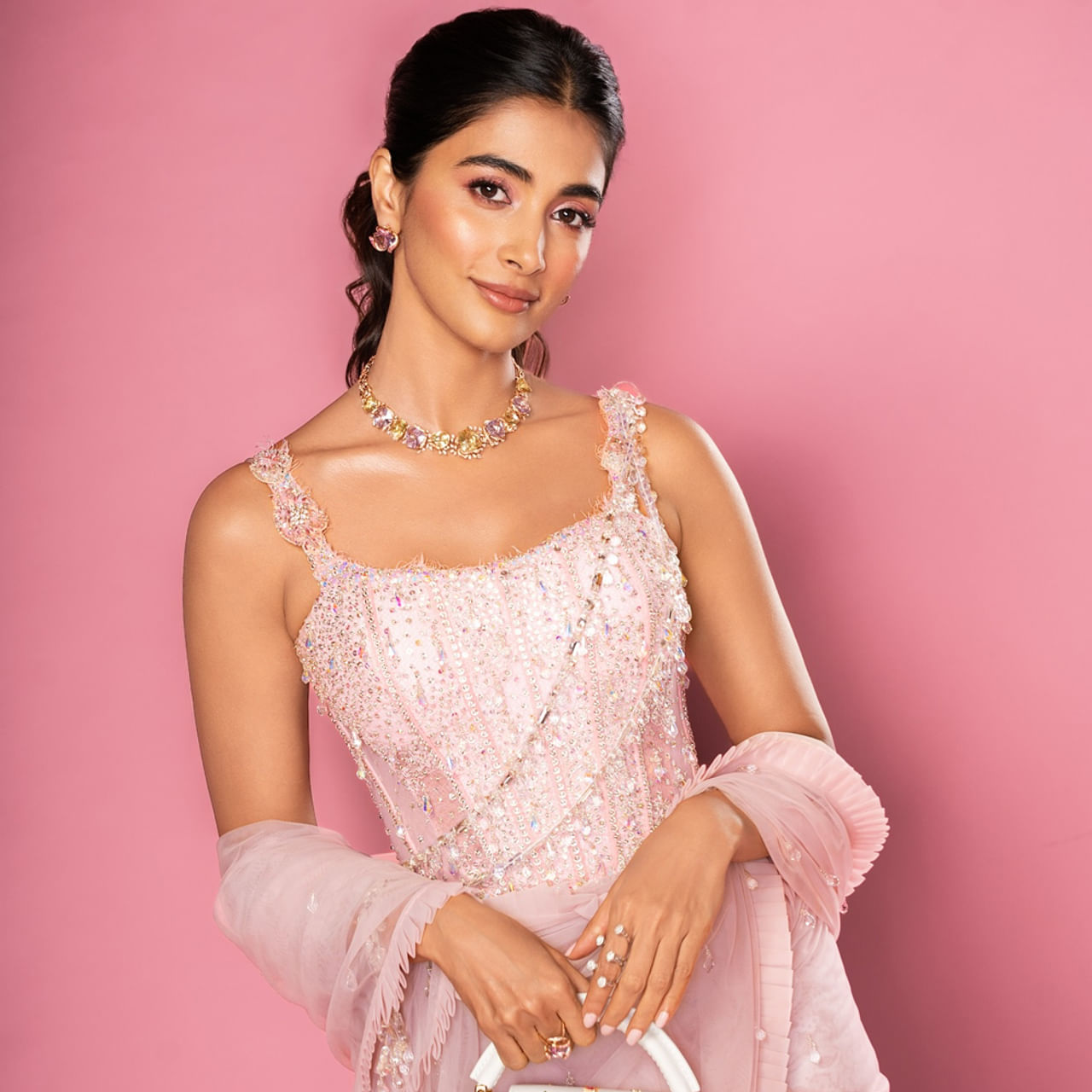 టాలీవుడ్ ఇండస్ట్రీలోని టాప్ హీరోయిన్లలో పూజా హెగ్డే ఒకరు. తెలుగులో స్టార్ హీరోలతో వరుసగా హిట్స్ అందుకున్న ఈ అమ్మడు.. కొన్నాళ్లుగా సరైన బ్రేక్ కోసం వెయిట్ చేస్తుంది. ఇటీవల ఈ అమ్మడు నటించిన సినిమాలన్నీ బాక్సాఫీస్ వద్ద బోల్తా పడుతున్నాయి. దీంతో తన నెక్ట్స్ ప్రాజెక్ట్స్ విషయంలో ఈ బ్యూటీ జాగ్రత్తలు తీసుకుంటున్నట్లు టాక్.