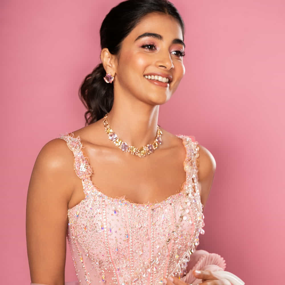 మరోవైపు సోషల్ మీడియాలో తిరిగి యాక్టివ్ అయిన పూజా హెగ్డే క్రేజీ ఫోటోషూట్లతో కట్టిపడేస్తుంది. ఇటీవల రెడ్ డ్రెస్ లో దీపావళి వెలుగుల్లో మెరిసిన పూజా.. ఇప్పుడు మరోసారి స్టన్నింగ్స్ లుక్స్ తో కట్టిపడేస్తుంది. దీపావళీ పార్టీలో అచ్చం మోడ్రన్ బుట్టబొమ్మలా ముస్తాబైంది. ఇప్పుడు ఈ బ్యూటీ ఫోటోస్ కట్టిపడేస్తున్నాయి. 