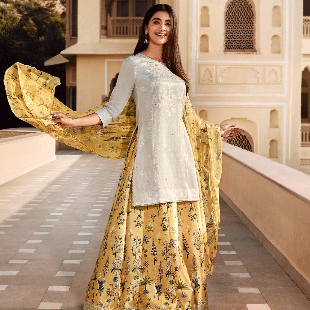 కానీ కాలం గిర్రున తిరిగింది. గత మూడు సంవత్సరాలుగా పూజా హెగ్డే ఒక్క తెలుగు సినిమాలో కూడా నటించలేదు. వరుసగా హిట్ సినిమాలు, బ్లాక్ బస్టర్లు ఇచ్చిన ఆ నటి ఇప్పుడు చేతిలో ఒక్క తెలుగు సినిమా కూడా లేదు! ఇటీవలే సూర్య హీరోగా నటించిన రెట్రో సినిమాలో హీరోయిన్ గా చేసింది.