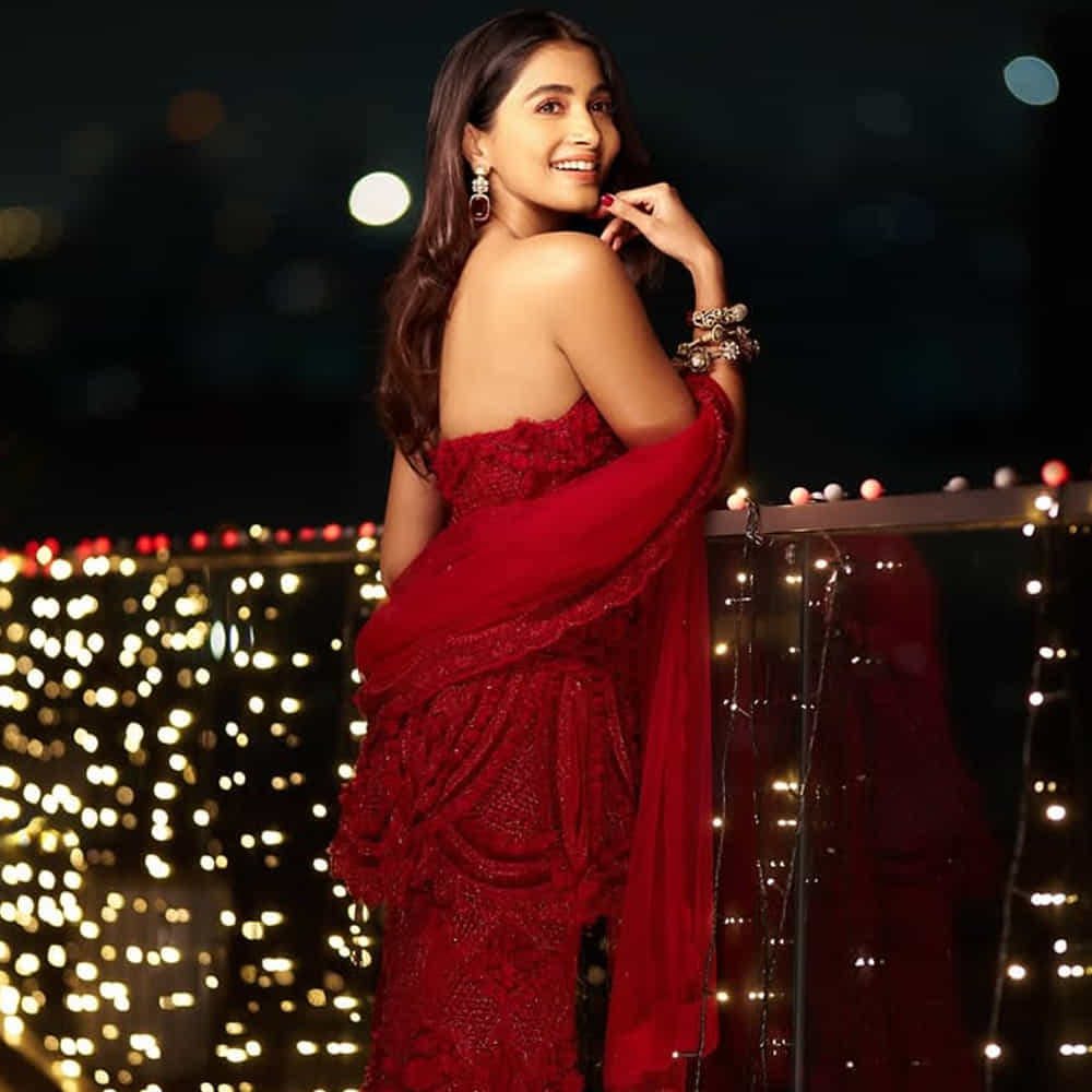 ఇక సోషల్ మీడియాలో  ఈ అమ్మడు క్రేజీ ఫోటోషూట్లతో కట్టిపడేస్తుంది. తాజాగా ఈ అమ్మడు బాలీవుడ్ దీపావళీ పార్టీలో పాల్గొంది.  ఈవేడుకలో స్టన్నింగ్స్ తో స్పెషల్ అట్రాక్షన్ అయ్యింది పూజా. ఈ బ్యూటీ చారిష్మా, క్యూట్ చిరునవ్వుతో ఆకట్టుకుంటుంది. 
