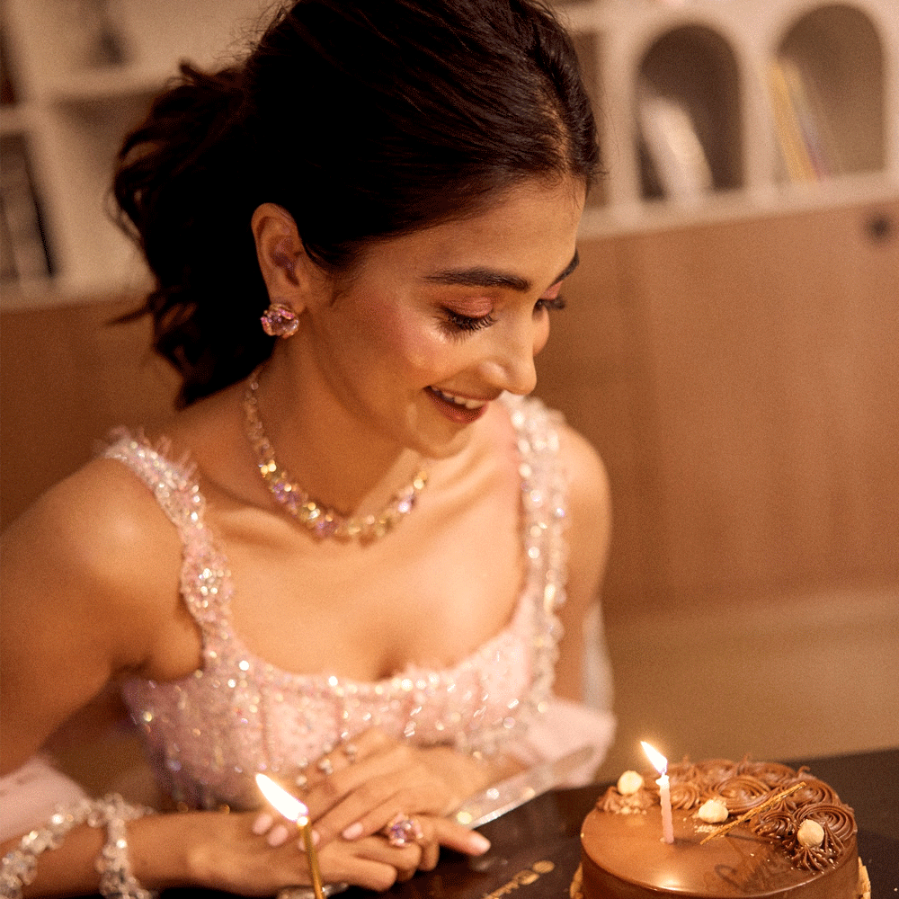 వరుసగా ఏడు సినిమాలు ఫ్లాప్ అయినా కూడా ఈ అమ్మడికి వరుసగా ఛాన్స్ లు వస్తున్నాయి. ప్రస్తుతం దళపతి విజయ్ హీరోగా నటిస్తున్న జననాయగన్ సినిమాలో హీరోయిన్ గా నటిస్తుంది. త్వరలోనే ఈ సినిమా ప్రేక్షకుల ముందుకు రానుంది. అలాగే దుల్కర్ సల్మాన్ ఖాన్ సినిమాలోనూ హీరోయిన్ గా నటిస్తుంది.