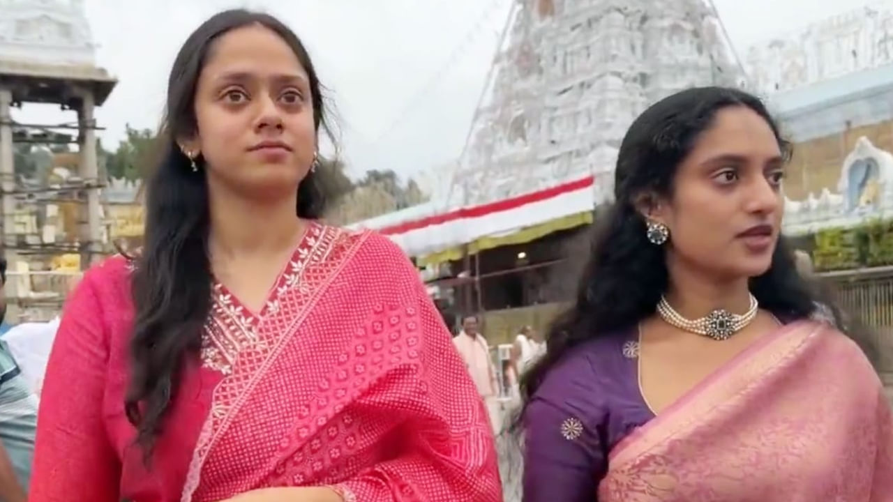  దర్శనానంతరం ఆలయం బయటకు వచ్చిన సాయి ప్రదీప్తి ని చూసిన భక్తులు ఆమెతో కలిసి ఫొటోలు, సెల్ఫీల  దిగేందుకు పోటీ పడ్డారు.