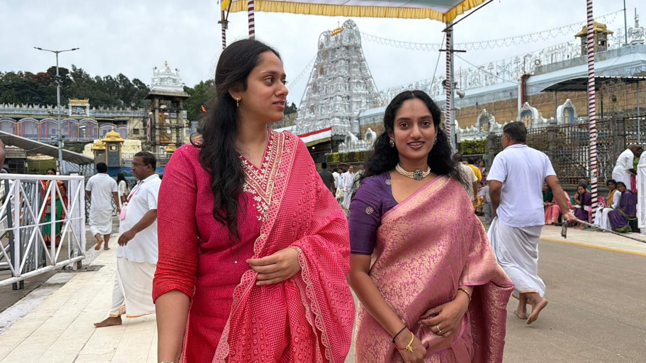  హీరో ప్రభాస్ కు మొత్తం నలుగురు చెల్లెళ్లు ఉన్న సంగతి తెలిసిందే. వీరంతా దివంగత నటుడు రెబల్ స్టార్ కృష్ణంరాజు కూతుళ్లు. అయినా వీరెంతో అన్యోన్యంగా కలిసే ఉంటారు.
