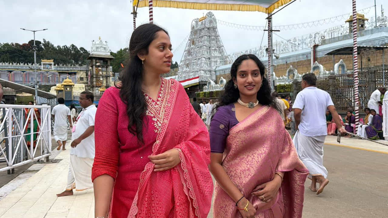 హీరో ప్రభాస్ కు మొత్తం నలుగురు చెల్లెళ్లు ఉన్న సంగతి తెలిసిందే. వీరంతా దివంగత నటుడు రెబల్ స్టార్ కృష్ణంరాజు కూతుళ్లు. అయినా వీరెంతో అన్యోన్యంగా కలిసే ఉంటారు.