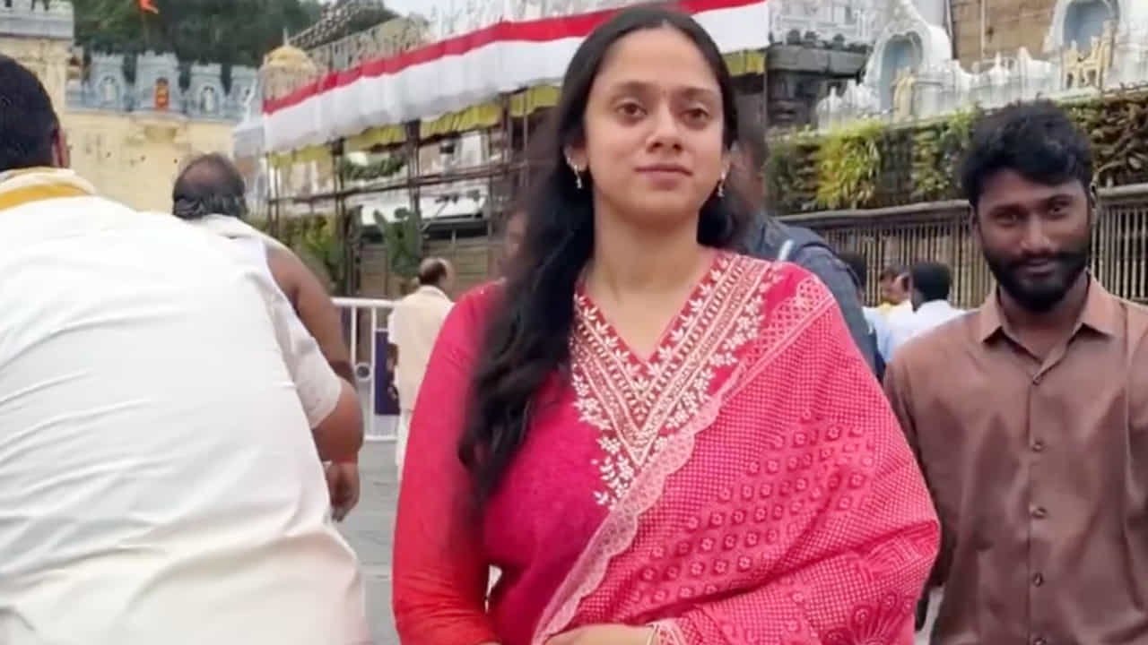 పాన్ ఇండియా సూపర్ స్టార్ ప్రభాస్ చెల్లి సాయి ప్రదీప్తి తిరుమల లో సందడి చేసింది. సోమవారం (అక్టోబర్ 27) ఉదయం నైవేద్య విరామ సమయంలో ఆమె శ్రీవారిని దర్శించుకుంది.