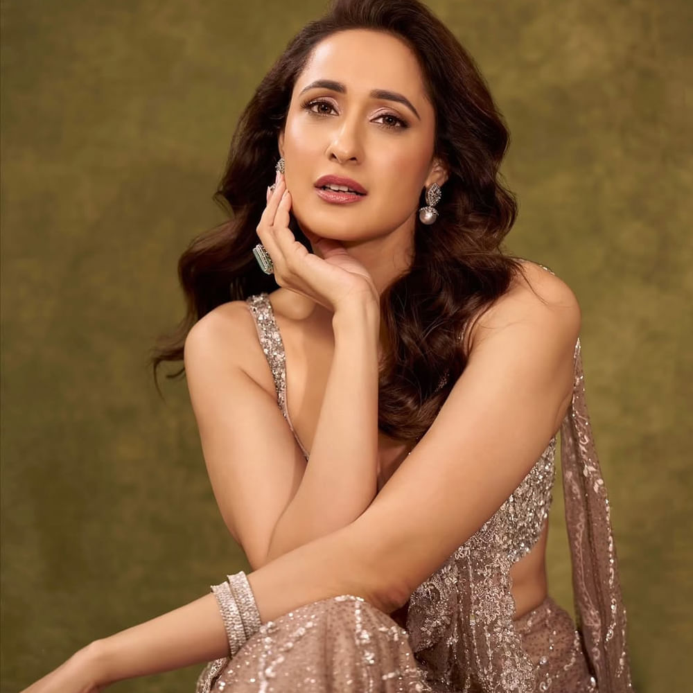 ప్రగ్యా జైస్వాల్.. తెలుగు సినీప్రియులకు సుపరిచితమే. కంచె సినిమాతో భారీ విజయాన్ని అందుకున్న ఈ భామ.. ఆ తర్వాత ఆ స్థాయిలో హిట్టు అందుకోలేదు. ఆడపాదడపా చిత్రాల్లో నటిస్తూ జనాలకు దగ్గరయ్యింది. చాలా కాలం తర్వాత బాలకృష్ణ సరసన అఖండ చిత్రంలో మరో హిట్టు ఖాతాలో వేసుకుంది ఈ బ్యూటీ.