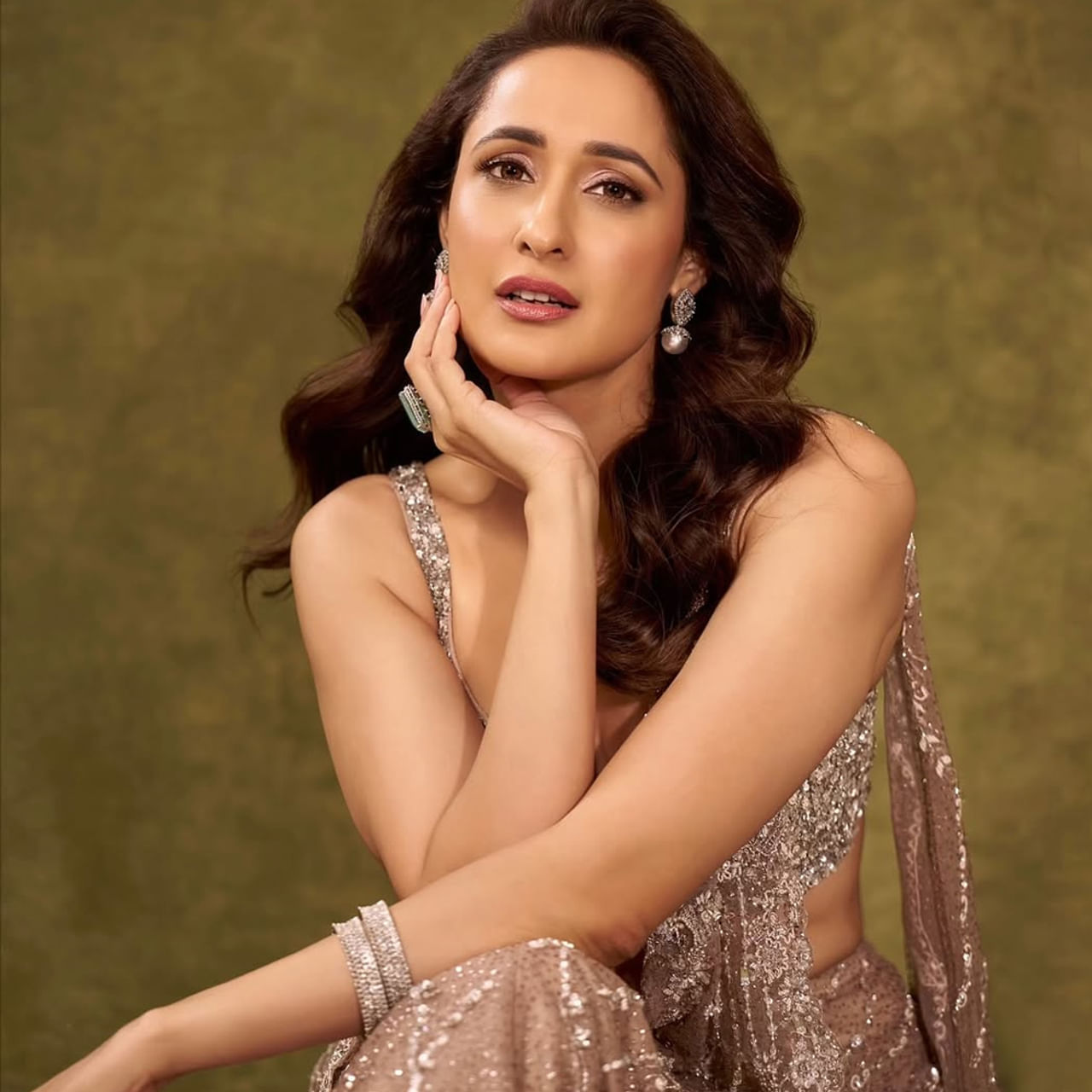 ప్రగ్యా జైస్వాల్.. తెలుగు సినీప్రియులకు సుపరిచితమే. కంచె సినిమాతో భారీ విజయాన్ని అందుకున్న ఈ భామ.. ఆ తర్వాత ఆ స్థాయిలో హిట్టు అందుకోలేదు. ఆడపాదడపా చిత్రాల్లో నటిస్తూ జనాలకు దగ్గరయ్యింది. చాలా కాలం తర్వాత బాలకృష్ణ సరసన అఖండ చిత్రంలో మరో హిట్టు ఖాతాలో వేసుకుంది ఈ బ్యూటీ.